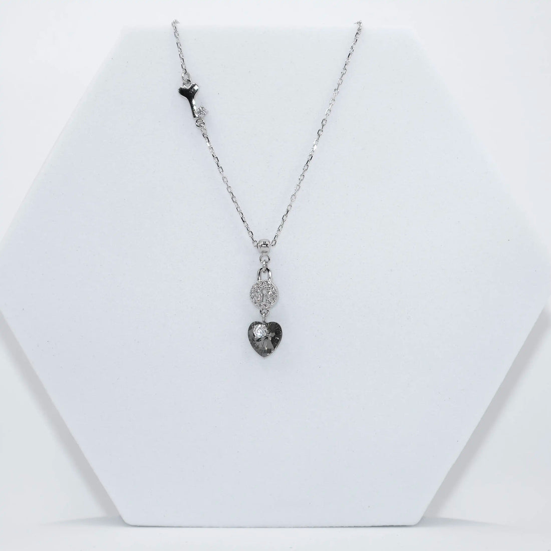 92.50 Silver Lock pendent with  heart shaped  green stone with Chain